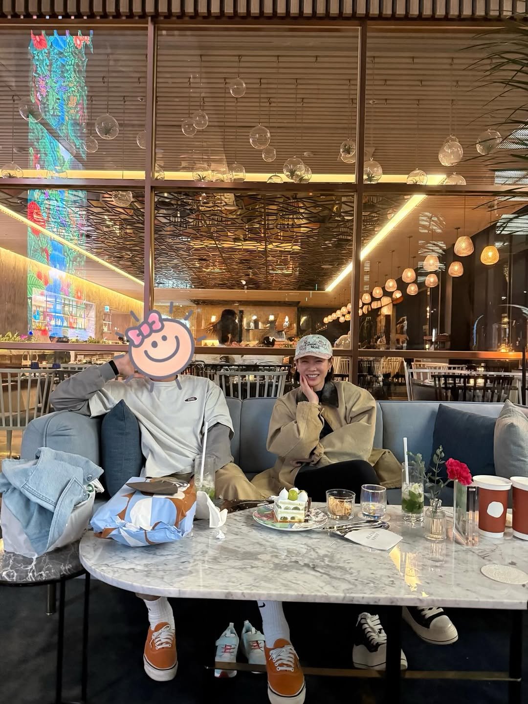 yejinhand 게시물 이미지: 점점 구도를 잡아서 사진을 찍어주는 아들📸

물론 바닥이 더 많이 나올때도 초점이...