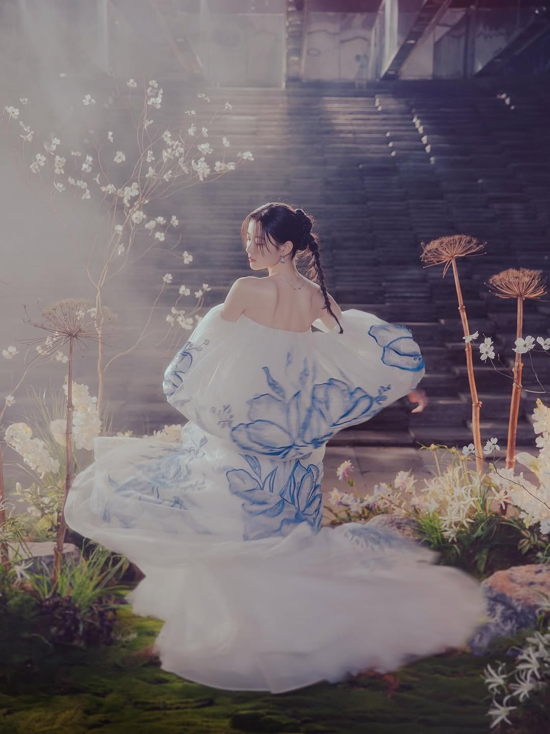 Photo by 김유정  KIM YOU JUNG 🇰🇷 on November 19, 2025. May be an image of gown, dress, wedding and text.