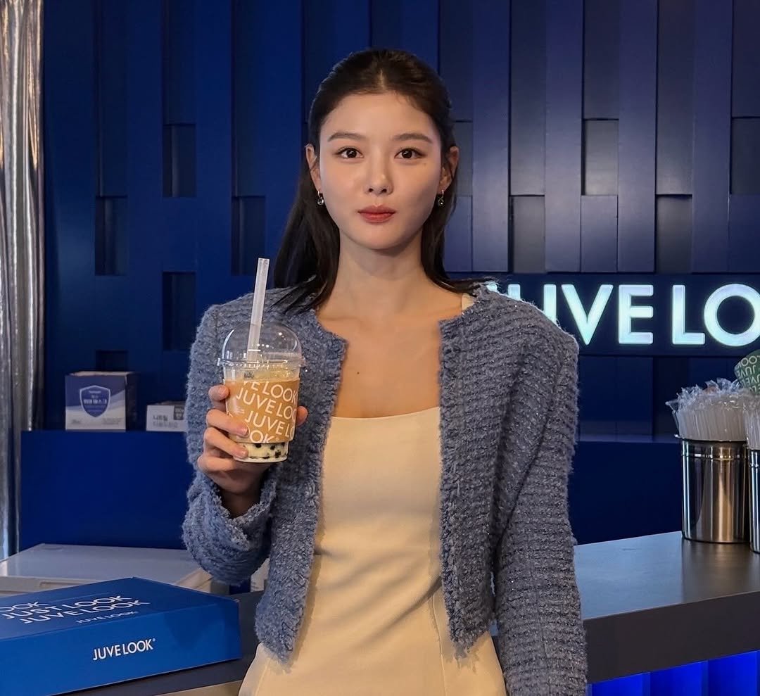 Photo by 김유정  KIM YOU JUNG 🇰🇷 on November 01, 2025. May be an image of drink and text.