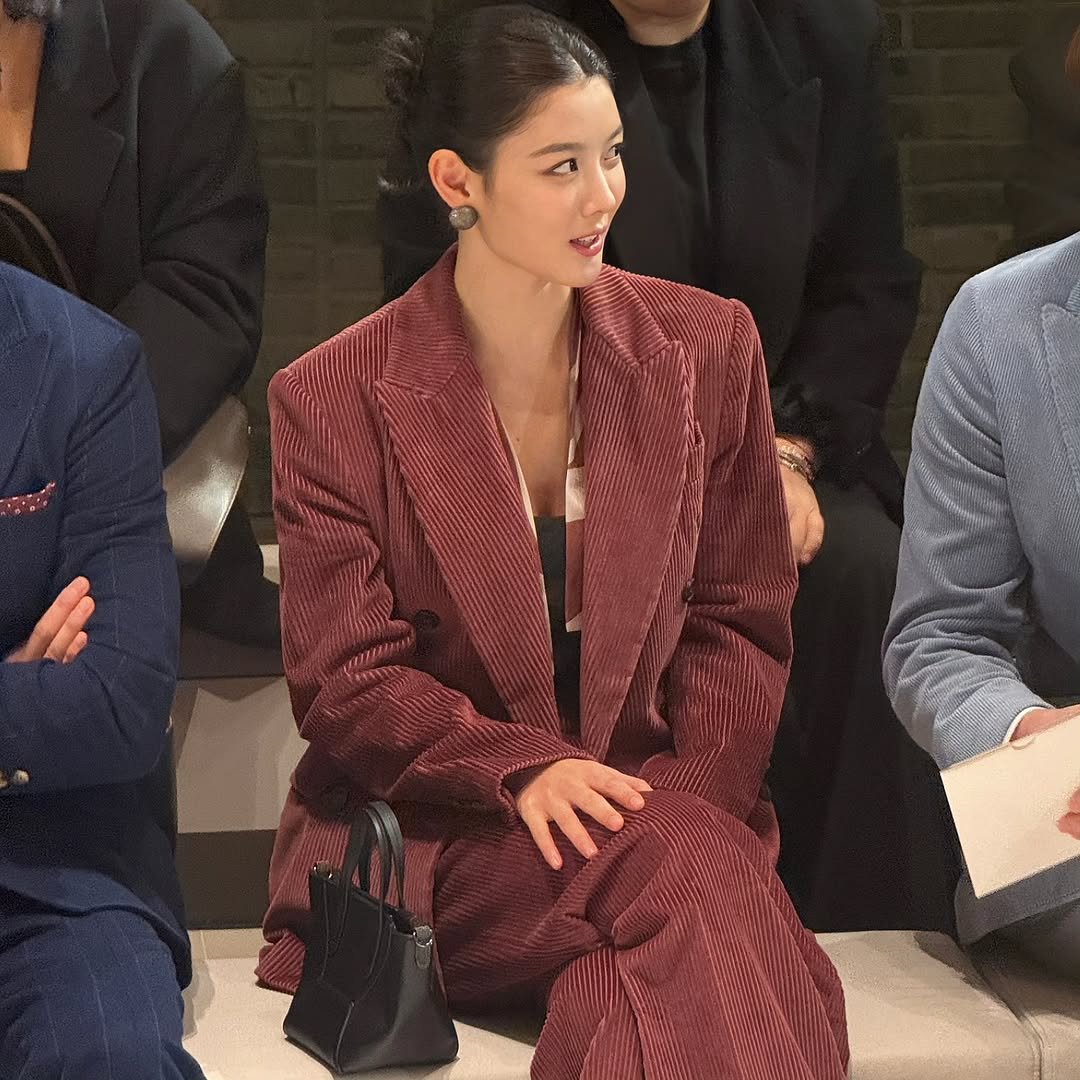 Photo by 김유정  KIM YOU JUNG 🇰🇷 on October 24, 2025. May be an image of one or more people, makeup, suit, blazer and text.