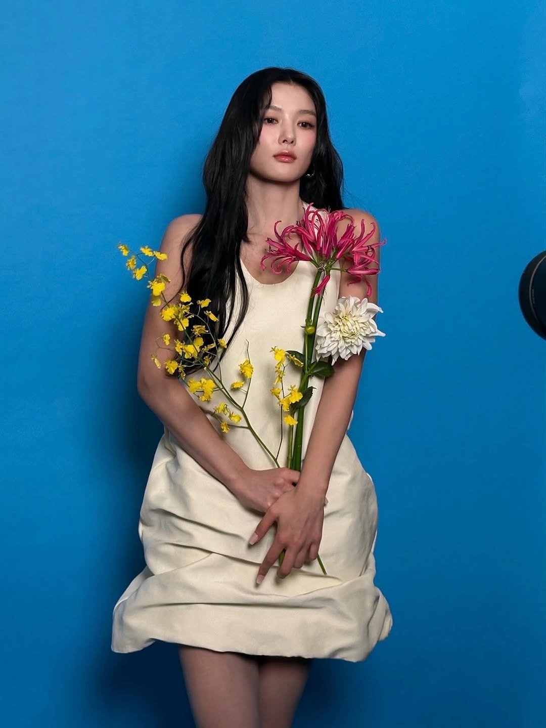Photo by 김유정  KIM YOU JUNG 🇰🇷 on October 04, 2025. May be an image of 1 person, makeup, dress, flower and text.