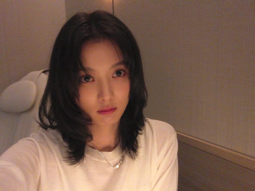 Photo by 김유정  KIM YOU JUNG 🇰🇷 on October 04, 2025. May be a selfie of 1 person, bangs, braids, lipstick, makeup, top and text.