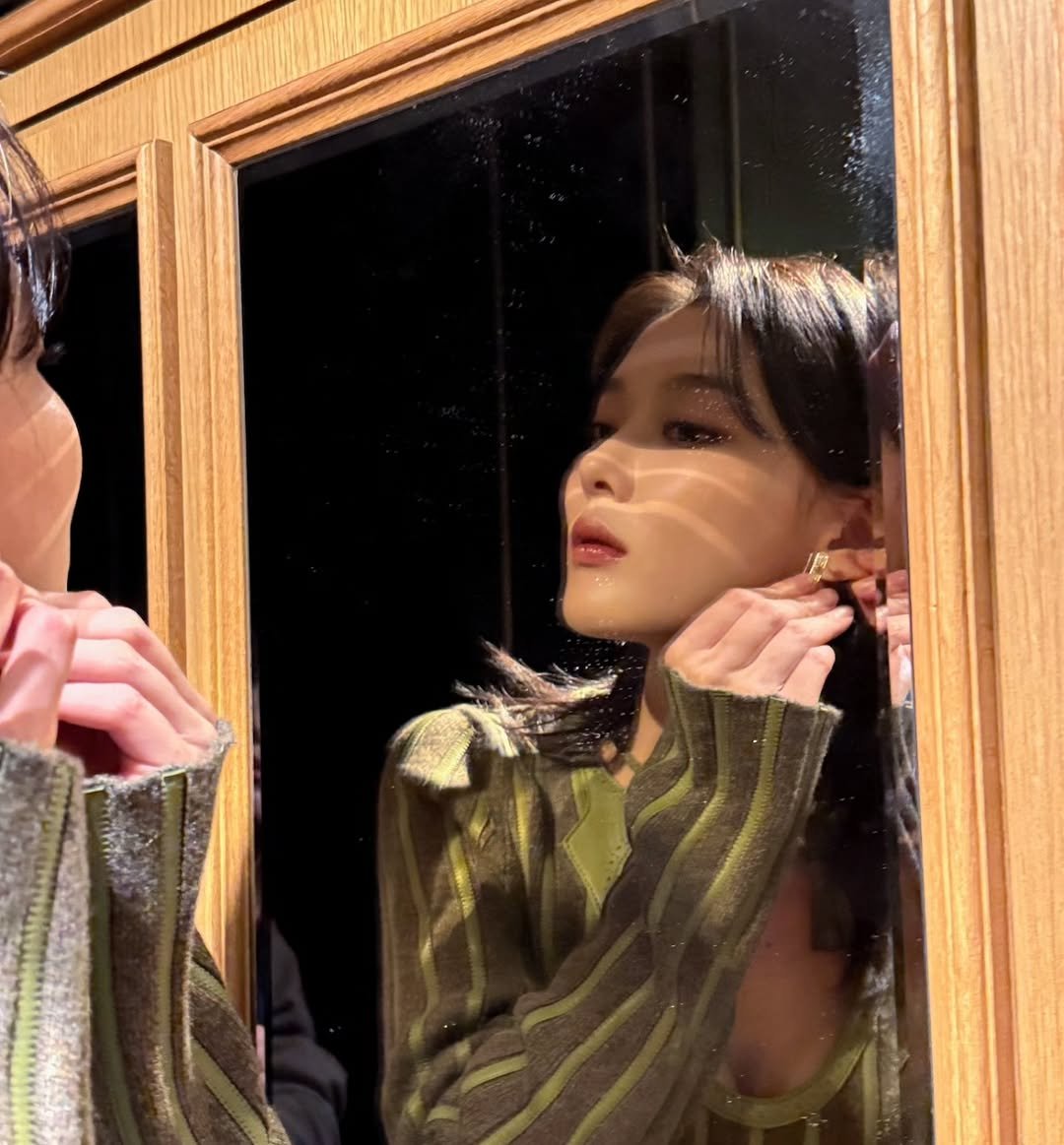 Photo by 김유정  KIM YOU JUNG 🇰🇷 on October 31, 2025. May be an image of one or more people, hair, makeup, top, mirror and text.