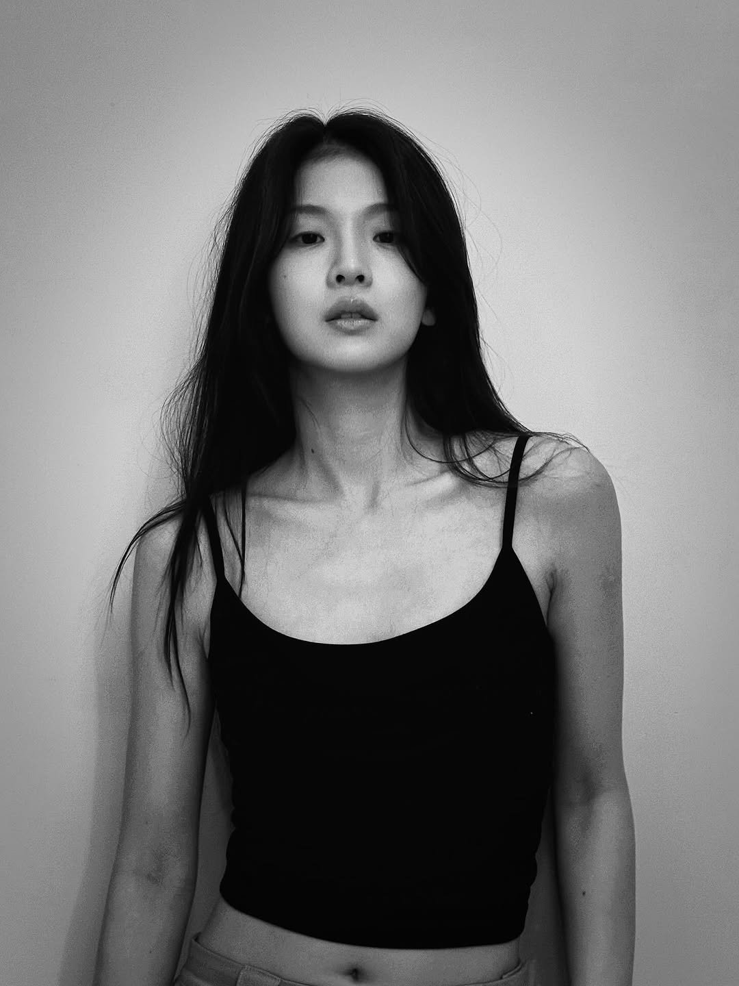 Photo by 张淼怡 on November 16, 2025. May be a black-and-white image of one or more people, hair, tanktop and text.