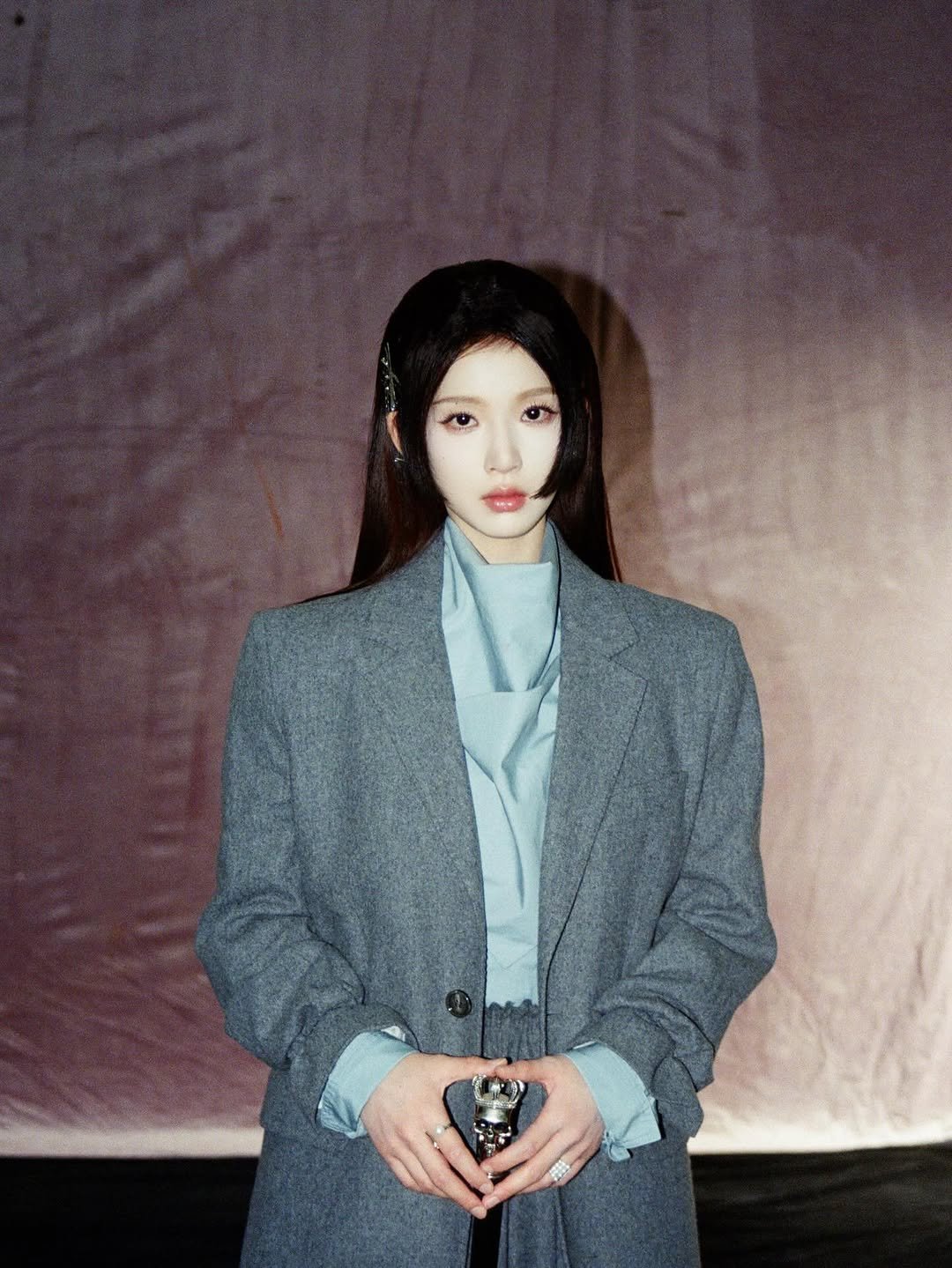 Photo by 张淼怡 on January 01, 2026. May be an image of one or more people, makeup, hair, duffle coat, beret, bolo tie, blazer, turtleneck and text.