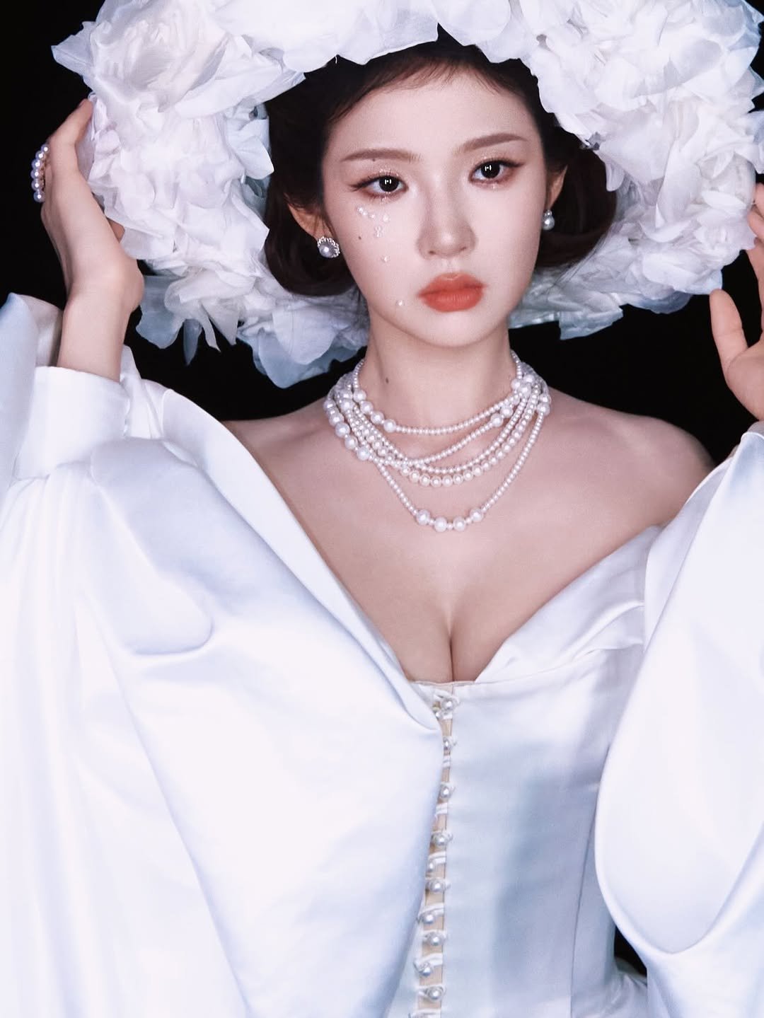 Photo by 张淼怡 on December 21, 2025. May be an image of one or more people, makeup, hair, headdress, dress and text.